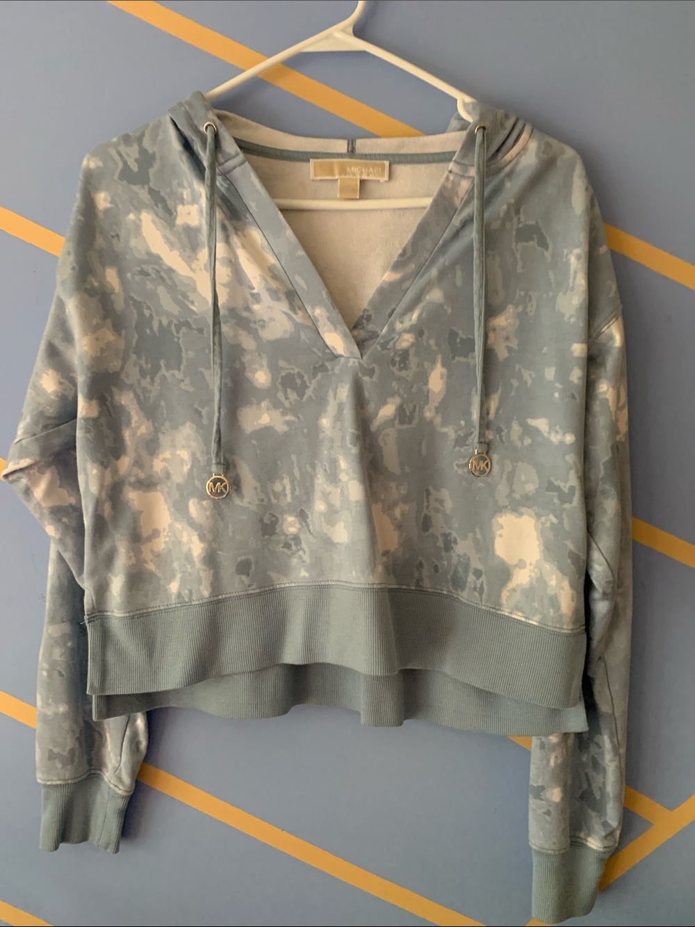 Michael Kors Light Blue and Cream Tie-Dye V-Neck Hoodie